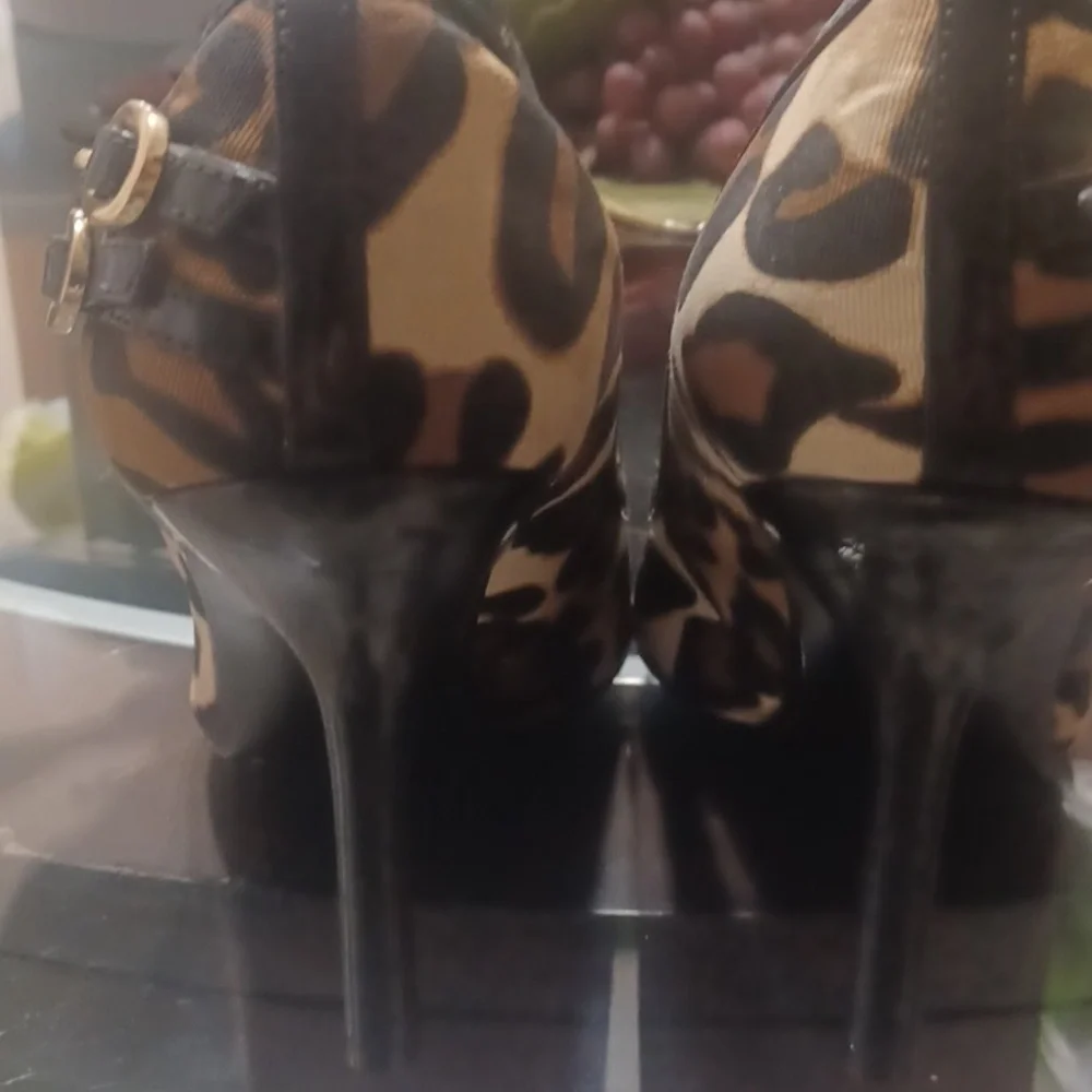 8 5 GUESS HEELS, LOTS OF LIFE LEFT!!